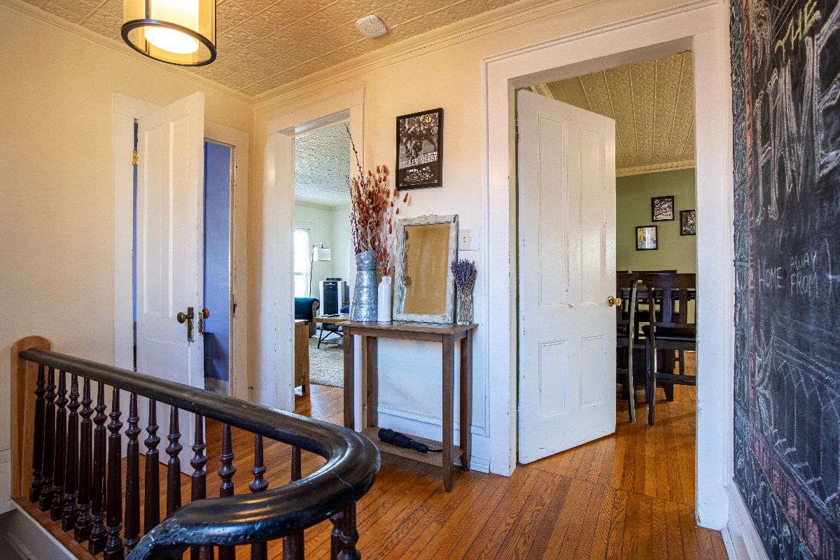 Roomy Victorian Apartment in the Heart of Town - Photo 12