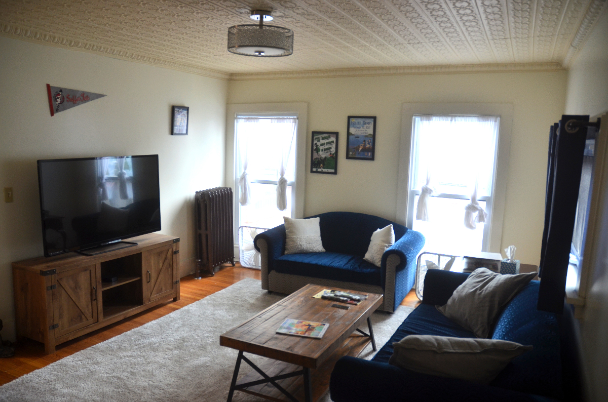 Roomy Victorian Apartment in the Heart of Town - Photo 7