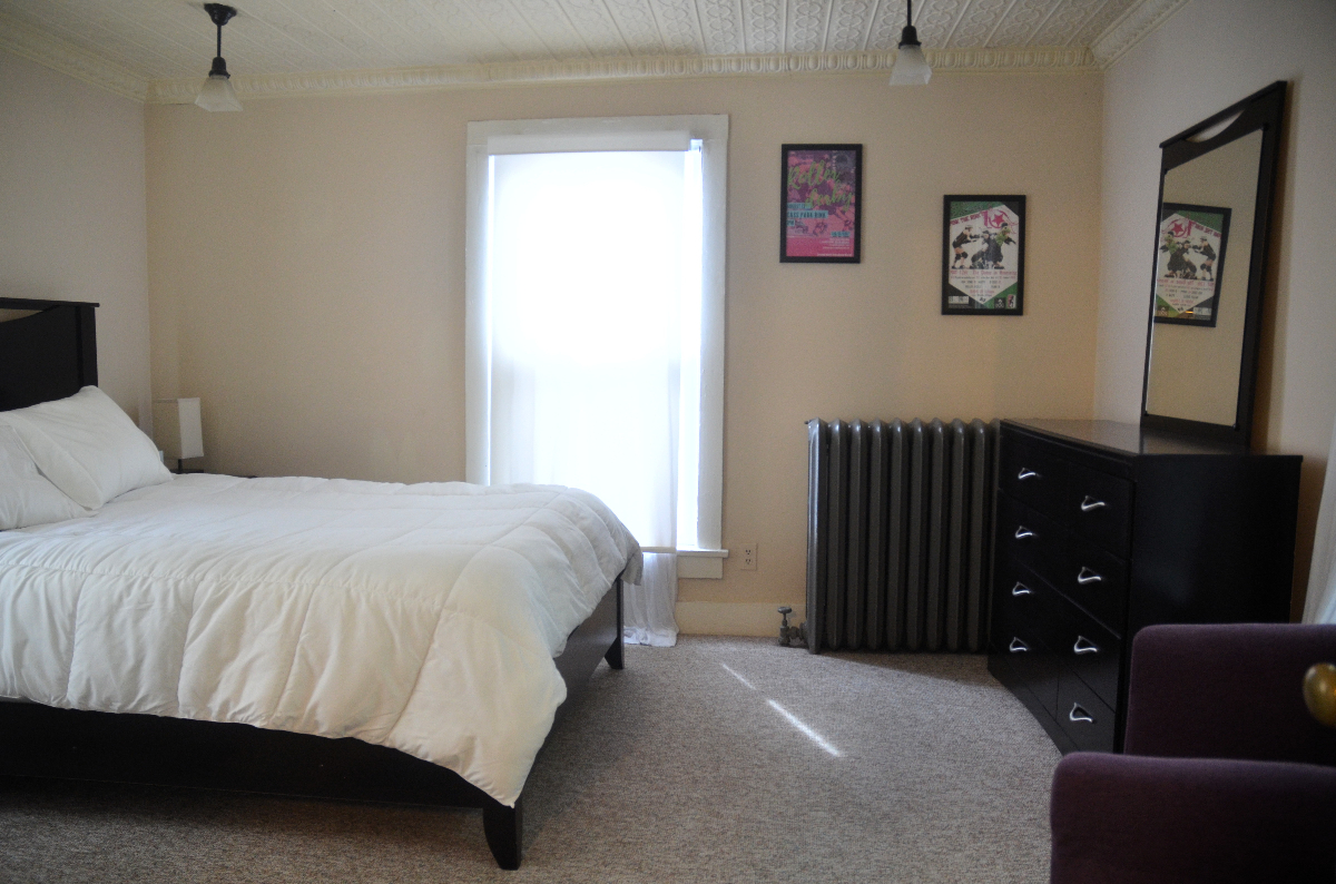 Roomy Victorian Apartment in the Heart of Town - Photo 3