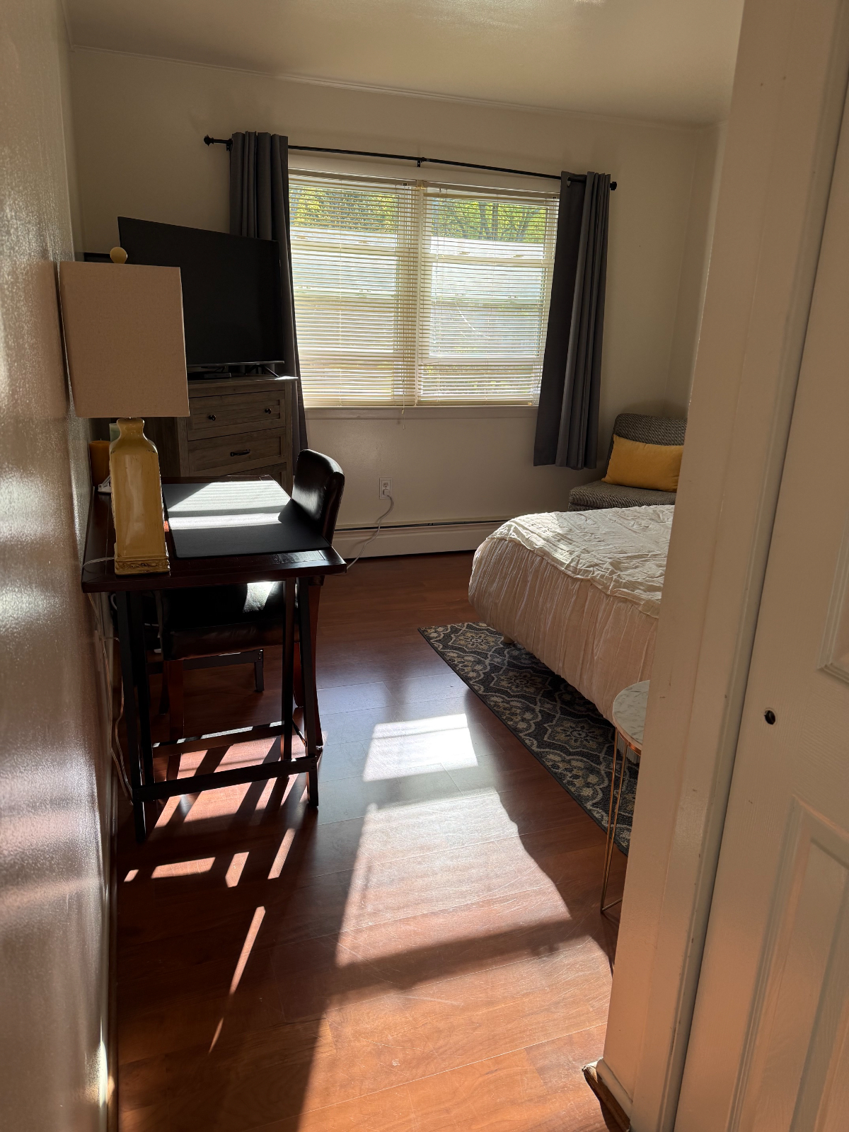 Private Furnished Room & Private Bath - Available September 27, 2026 / 5 Min to Good Samaritan Hospi - Photo 1