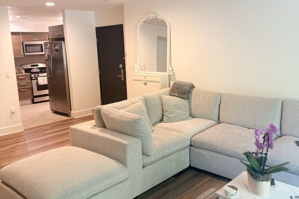 Fully Furnished WeHo 1BR Sublease May 24 - June 6, Parking & EV Charger - Photo 4