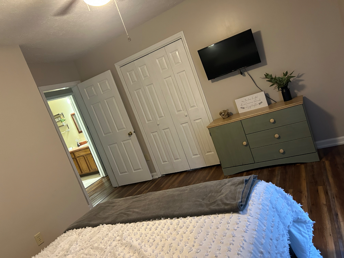 Female preferably. Fully Furnished Room, Private Bath , Quiet clean Home - Photo 2