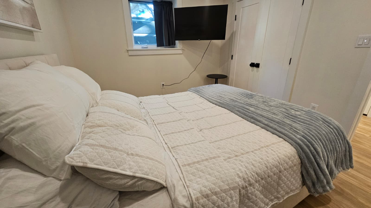 Mother-in-law Suite with Separate Entrance close to Metro - Photo 11