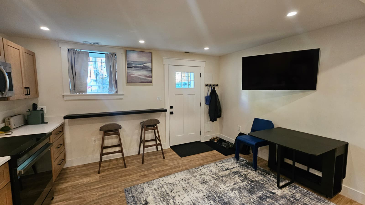Mother-in-law Suite with Separate Entrance close to Metro - Photo 7