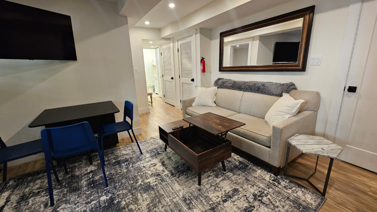 Mother-in-law Suite with Separate Entrance close to Metro - Photo 2