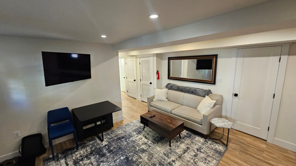 Mother-in-law Suite with Separate Entrance close to Metro - Photo 3