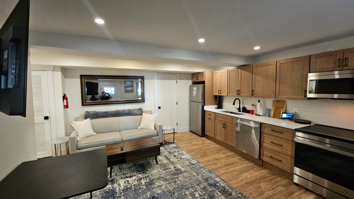 Mother-in-law Suite with Separate Entrance close to Metro - Photo 5