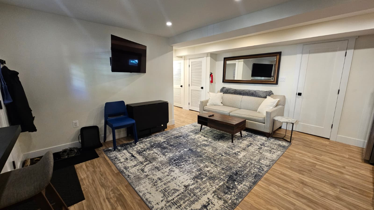 Mother-in-law Suite with Separate Entrance close to Metro - Photo 1