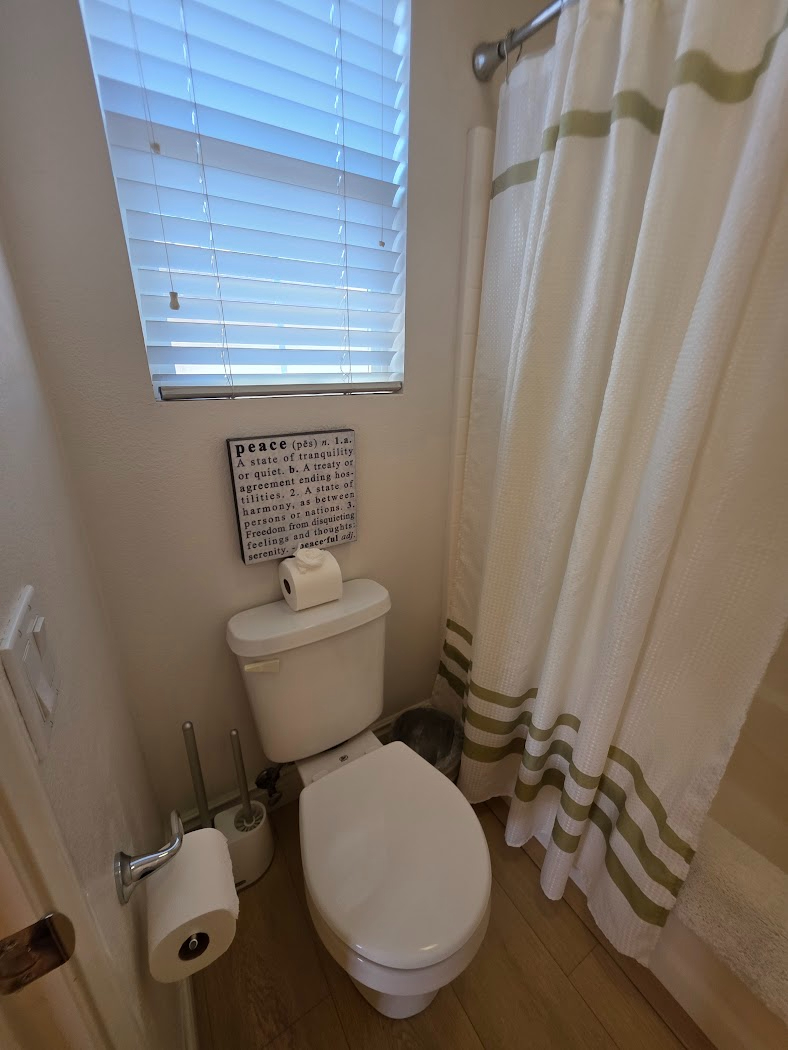 Spacious Secluded Room in French Valley - Photo 6