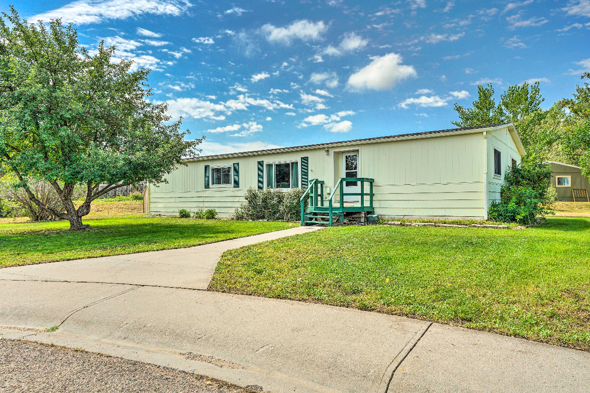 Comfortable Cul-de-Sac Home with Easy Access to Glendo, Power Station - Photo 1