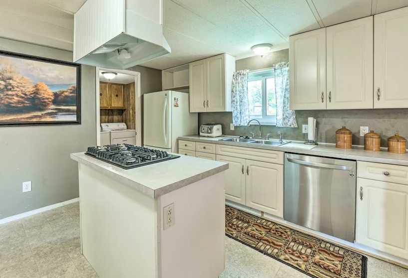 Comfortable Cul-de-Sac Home with Easy Access to Glendo, Power Station - Photo 4