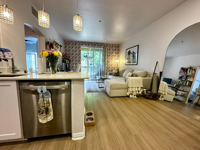 Fully Furnished Luxury 1BR Apartment - Photo 2