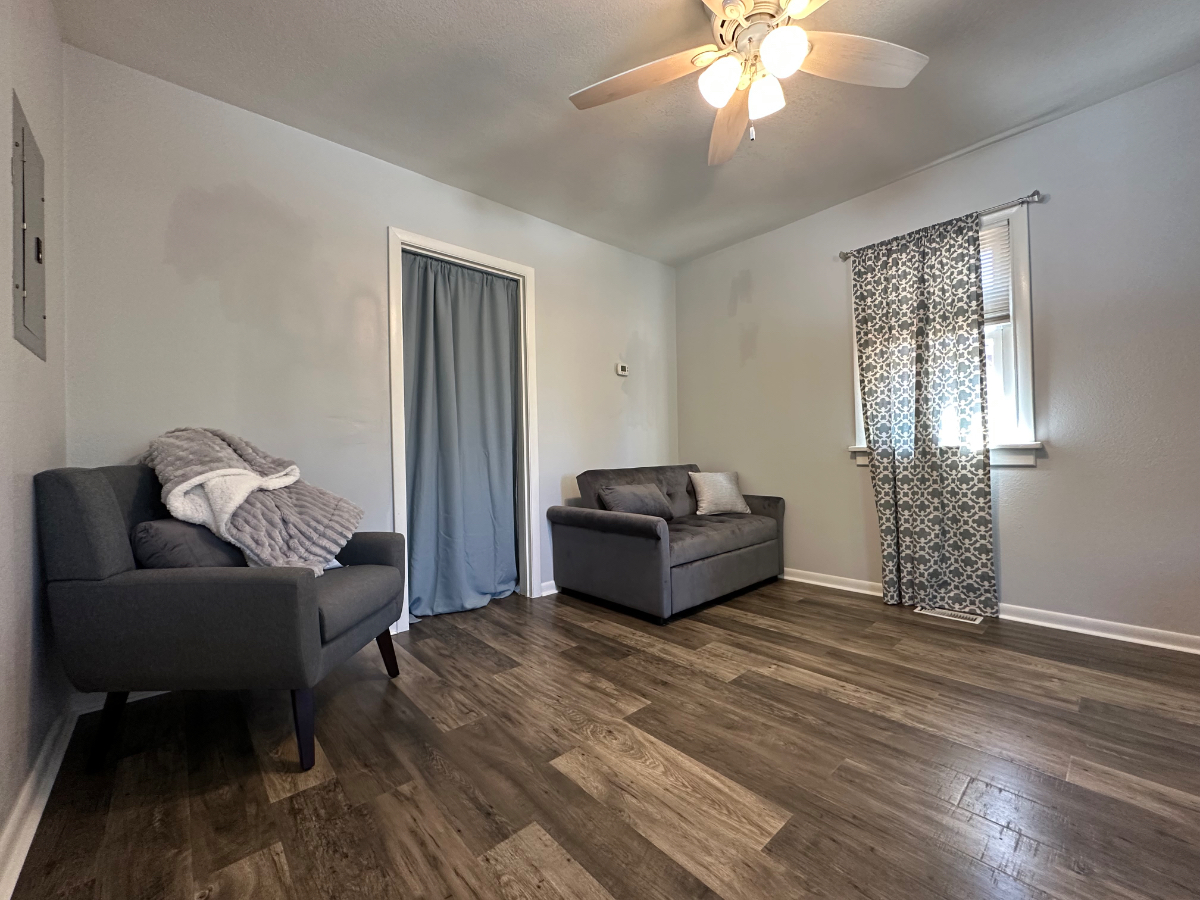 Cozy, Comfy and Great Central Location - Photo 3