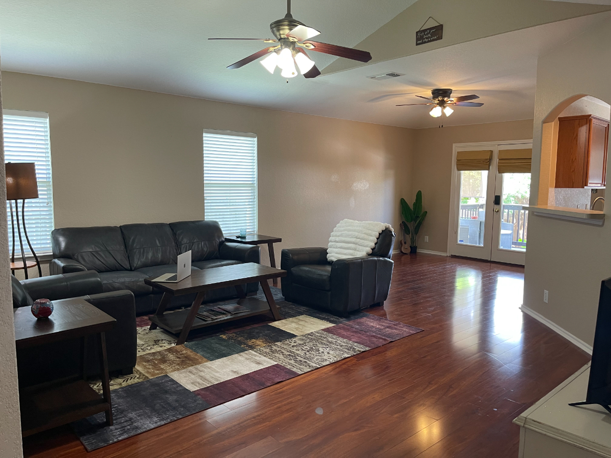 Furnished Bedroom + with Sparkling Pool in Converse, TX - Photo 3