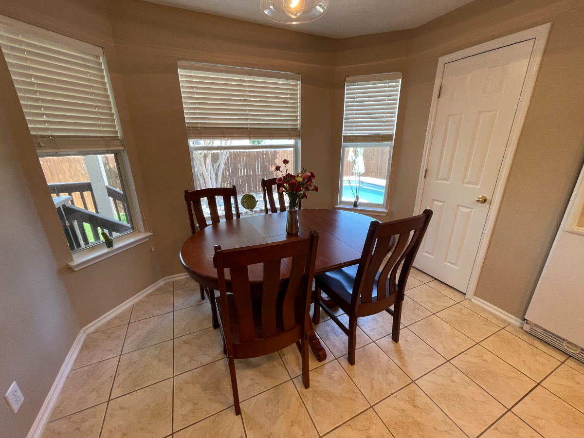 Furnished Bedroom + with Sparkling Pool in Converse, TX - Photo 6