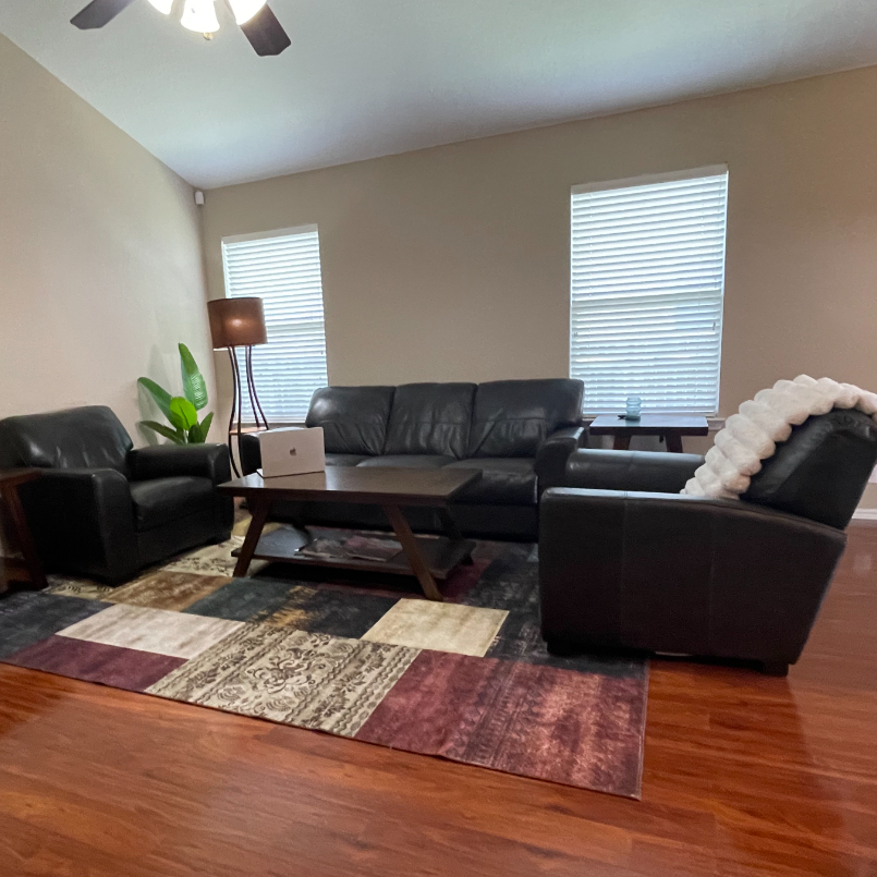 Furnished Bedroom + with Sparkling Pool in Converse, TX - Photo 4
