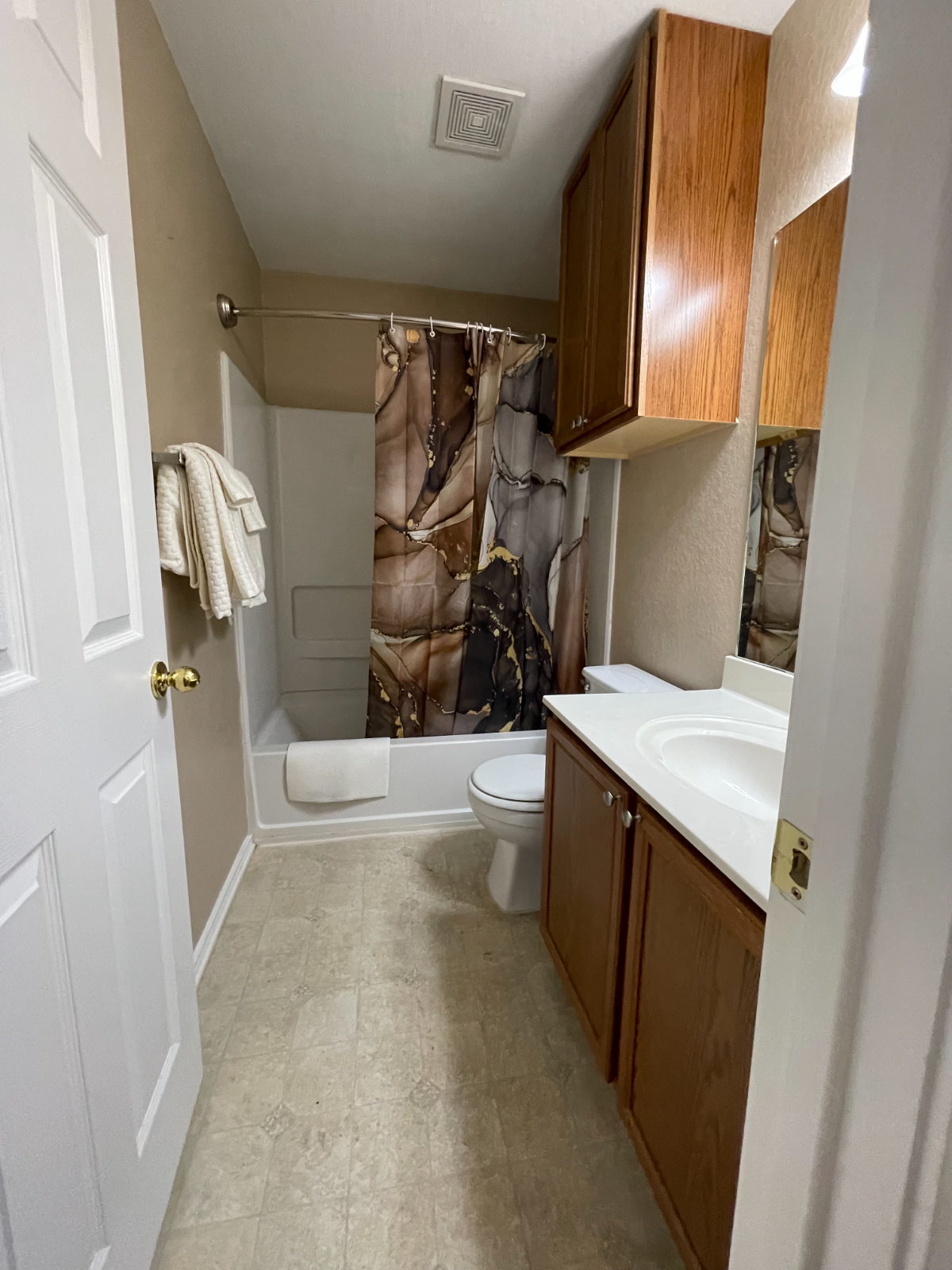 Furnished Bedroom + with Sparkling Pool in Converse, TX - Photo 9