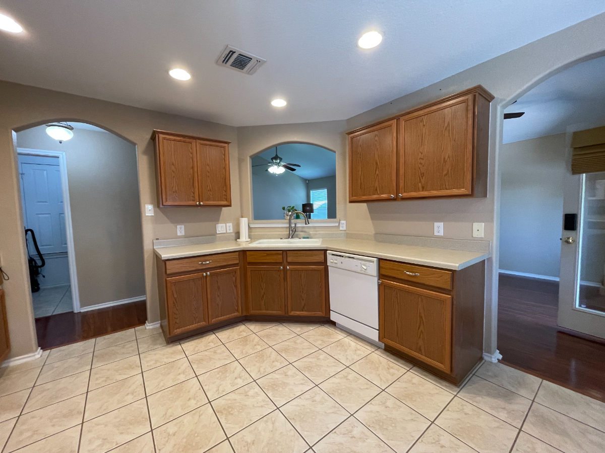 Furnished Bedroom + with Sparkling Pool in Converse, TX - Photo 8