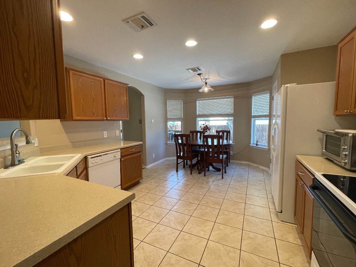 Furnished Bedroom + with Sparkling Pool in Converse, TX - Photo 5