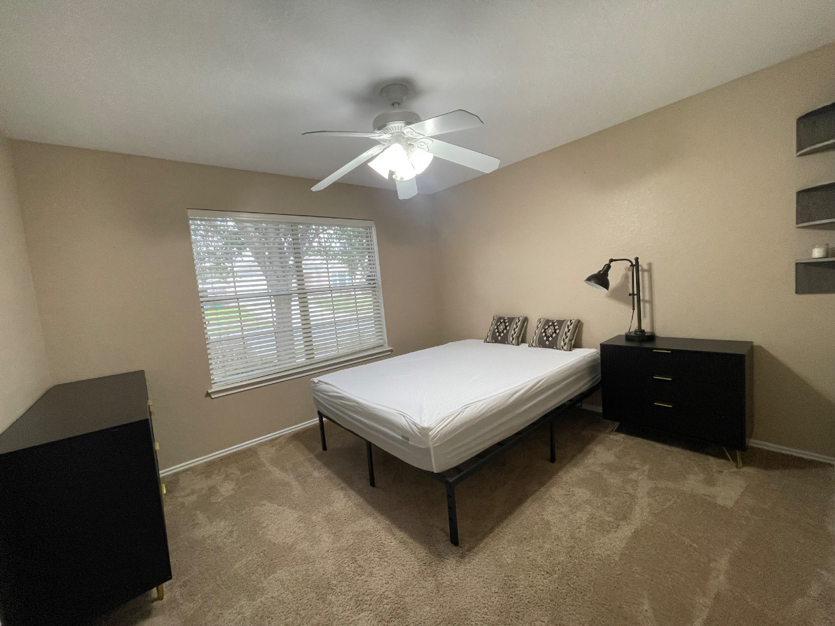 Furnished Bedroom + with Sparkling Pool in Converse, TX - Photo 10