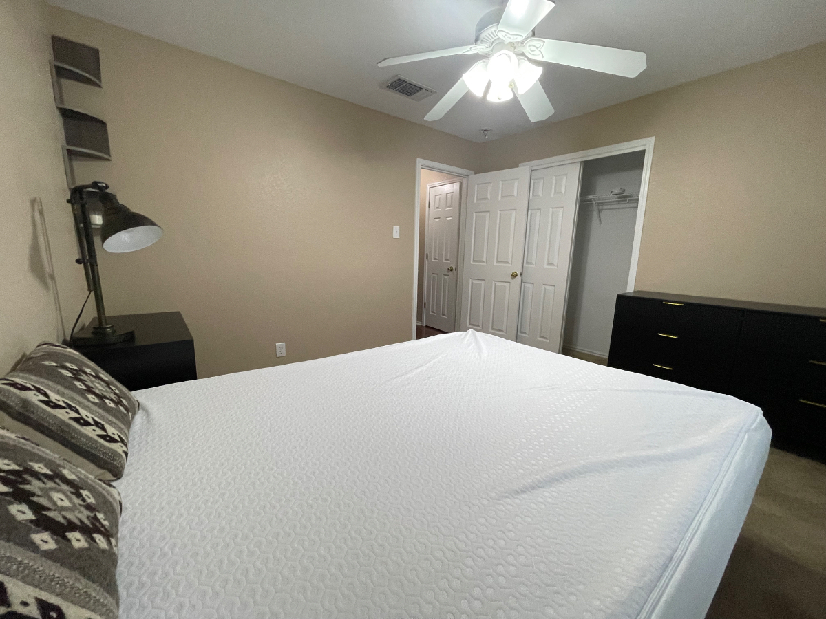 Furnished Bedroom + with Sparkling Pool in Converse, TX - Photo 11