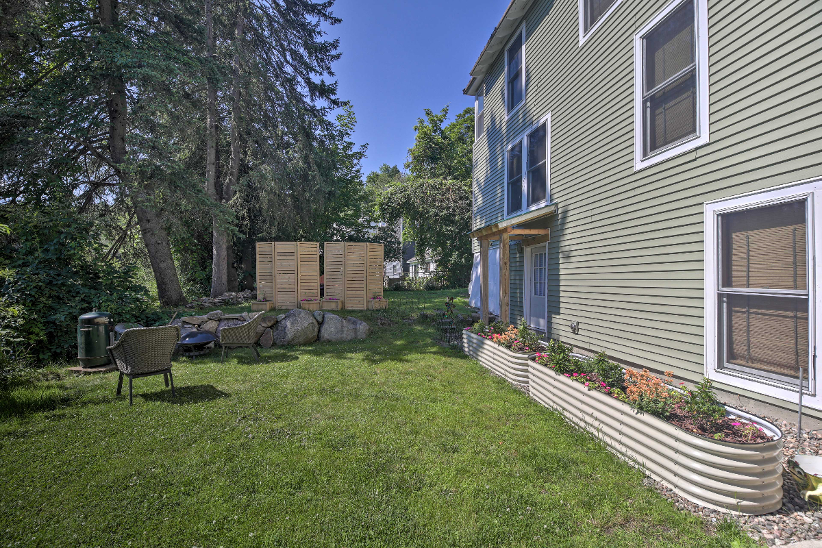 Riverfront renovated Studio/Downtown Village. Kitchenette & Washer/Dryer. Utilities included. - Photo 6