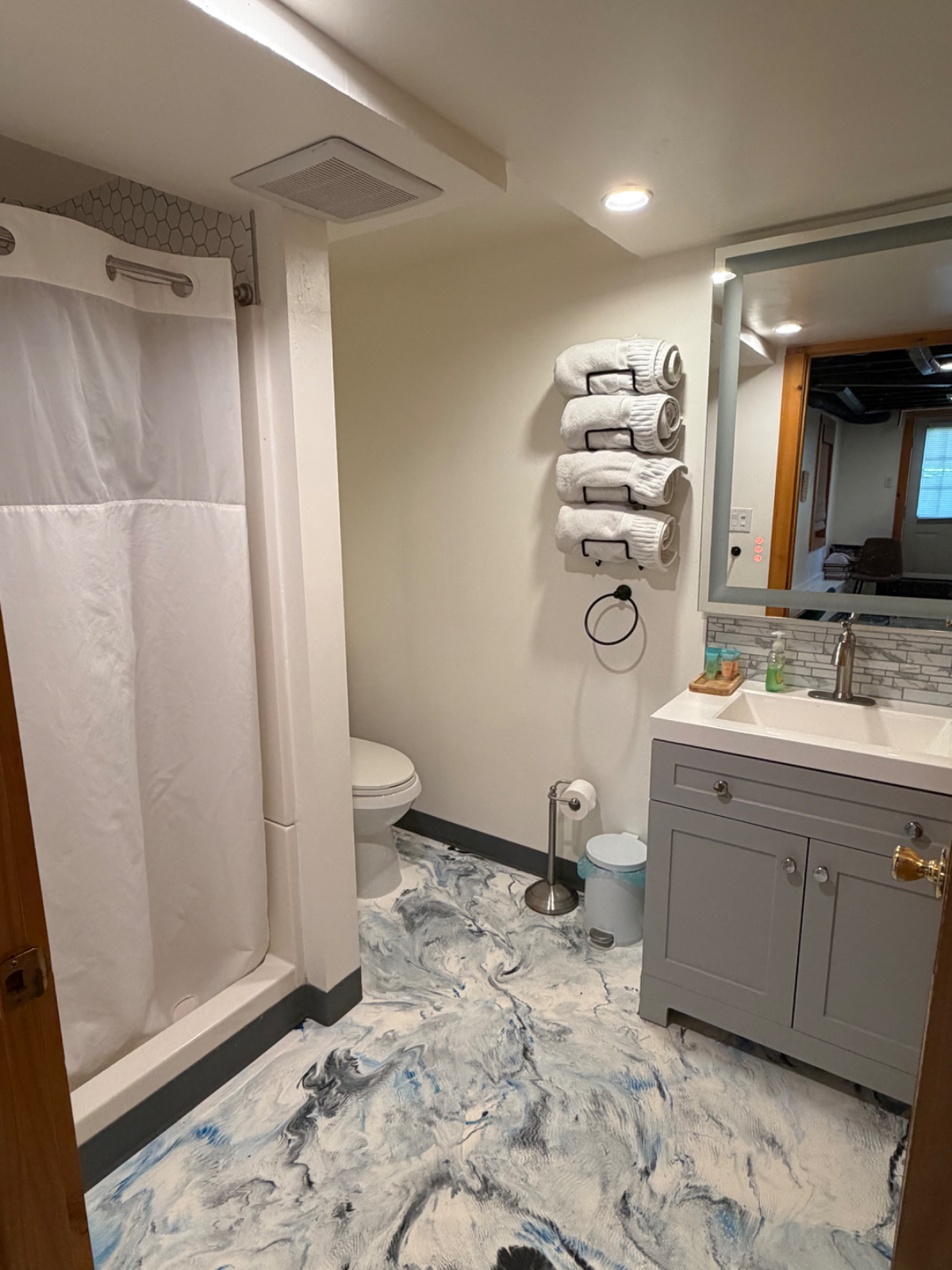 Riverfront renovated Studio/Downtown Village. Kitchenette & Washer/Dryer. Utilities included. - Photo 4