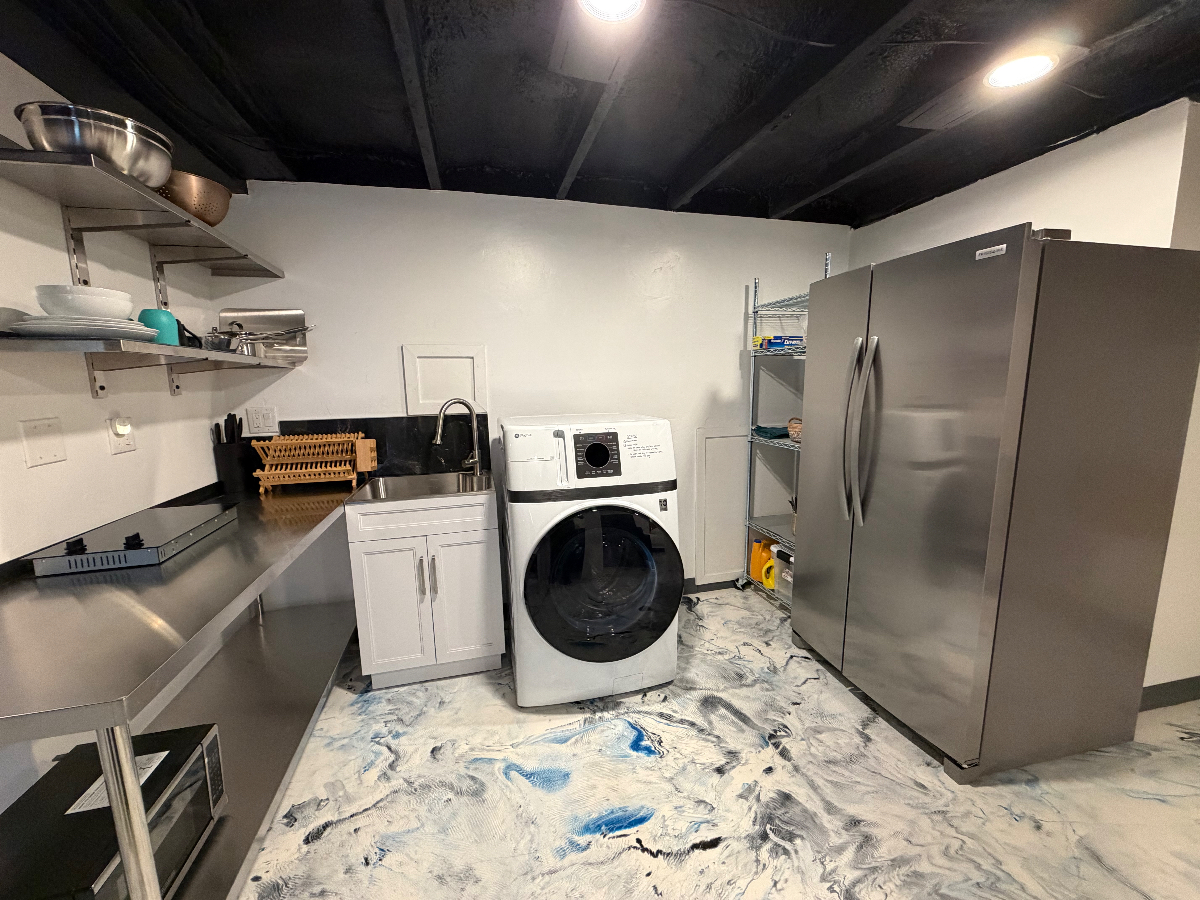 Riverfront renovated Studio/Downtown Village. Kitchenette & Washer/Dryer. Utilities included. - Photo 5