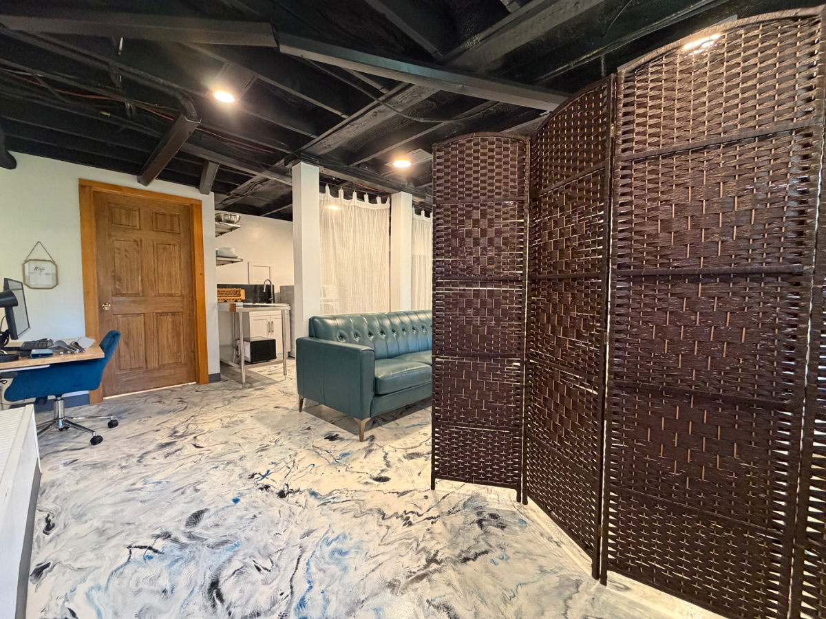 Riverfront renovated Studio/Downtown Village. Kitchenette & Washer/Dryer. Utilities included. - Photo 1