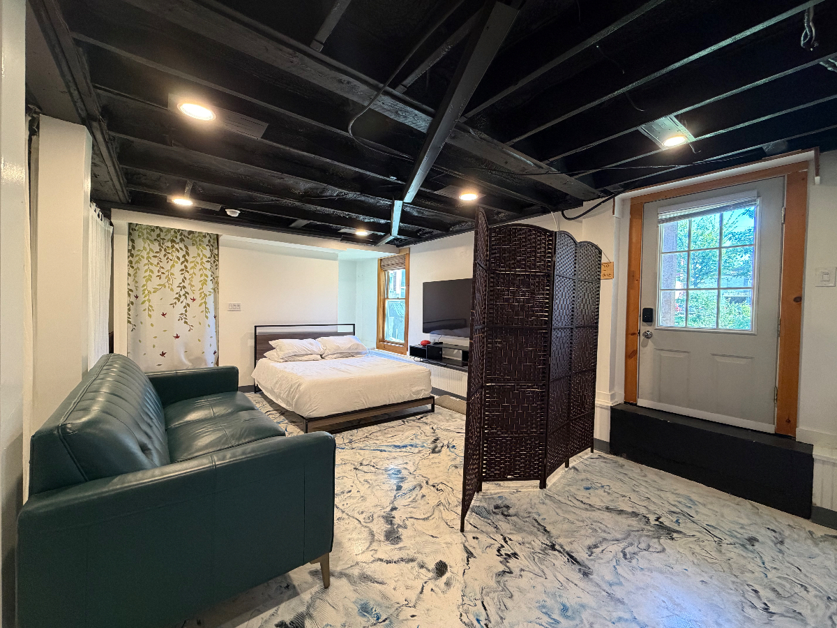 Riverfront renovated Studio/Downtown Village. Kitchenette & Washer/Dryer. Utilities included. - Photo 2