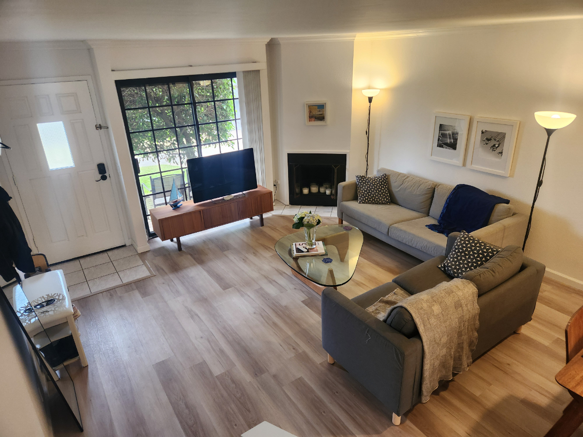 Room with private patio in PB townhouse - Photo 3