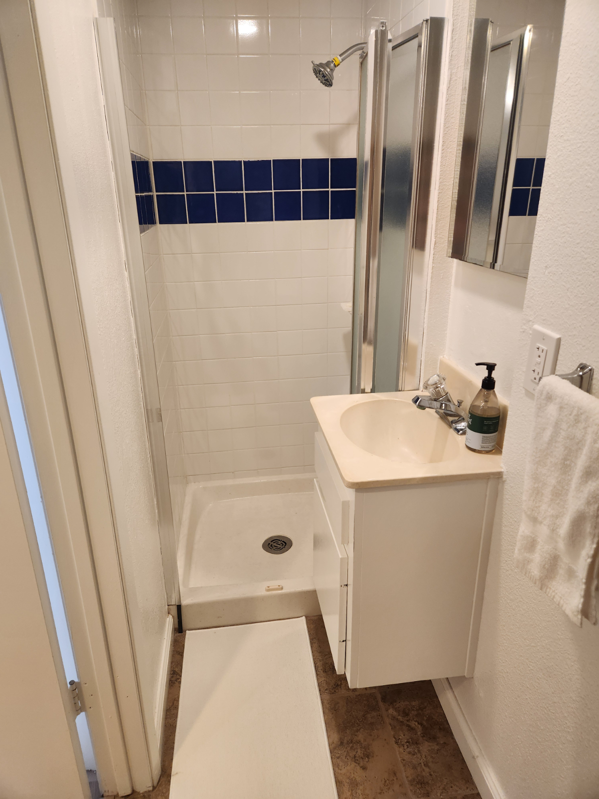 Room with private patio in PB townhouse - Photo 4