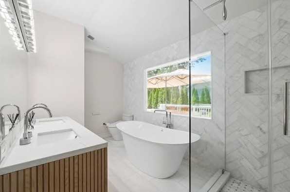 Fully Renovated Spacious 5BR Home With Heated Pool, Finished Basement, Sleeps 10 & Near US Open - Photo 9