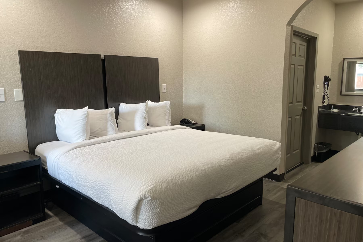Studio King Suite - Photo 8