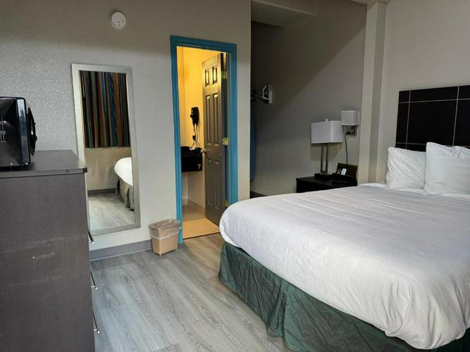 Single Queen Suite - Photo 6