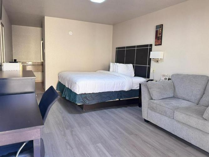 Single Queen Suite - Photo 3