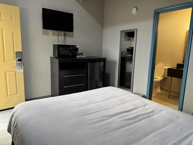 Single Queen Suite - Photo 9