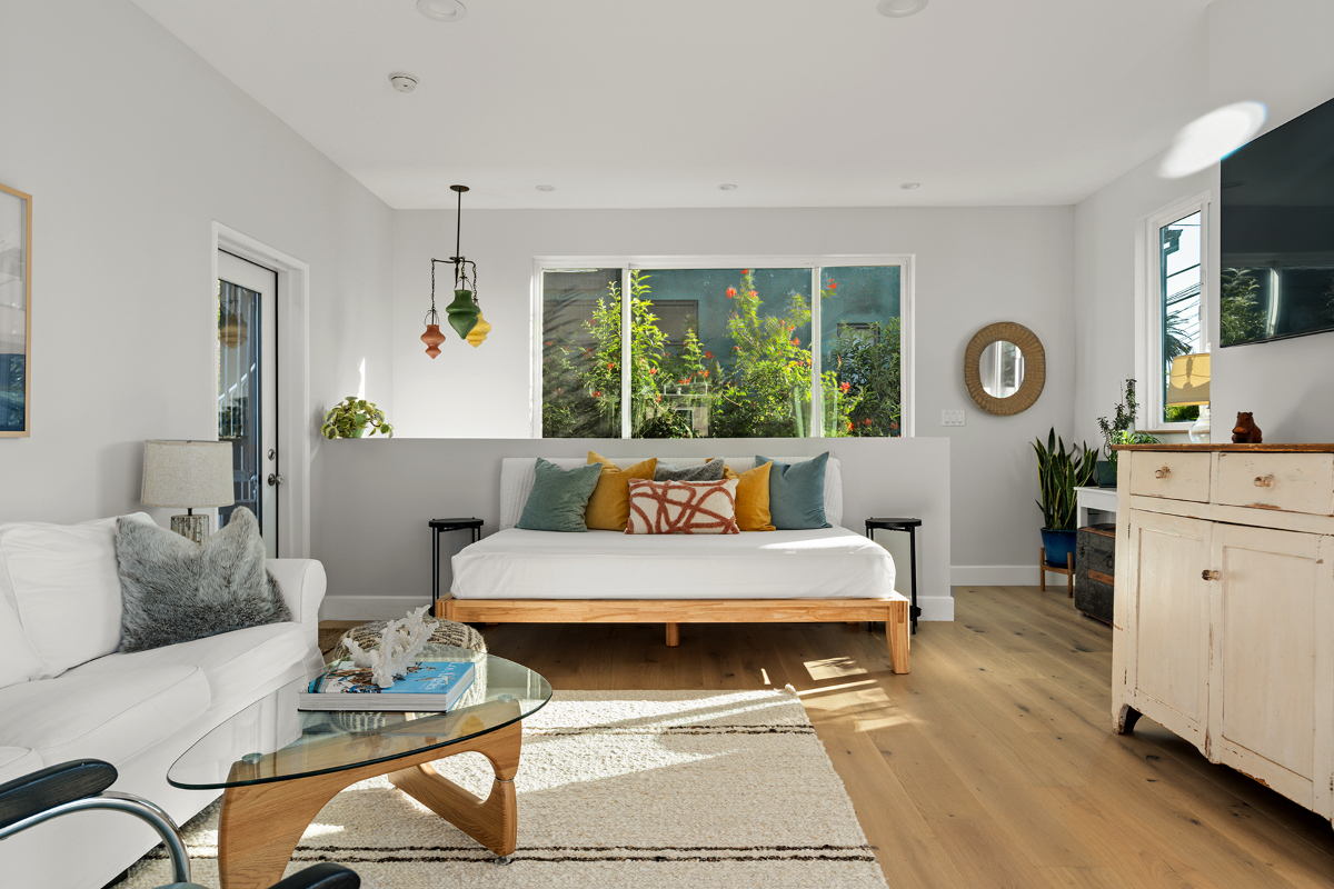 Venice Beach 1-Bedroom Apartment w/ Roof Top Deck - Photo 6