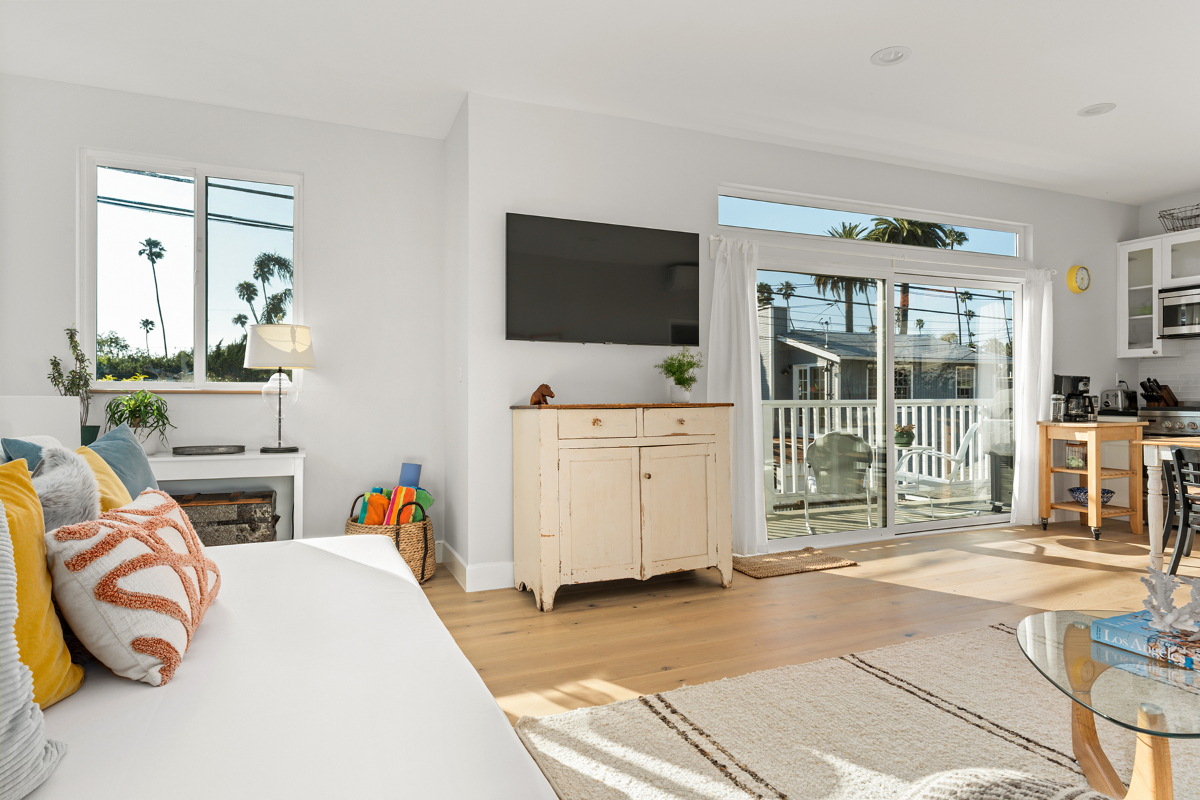 Venice Beach 1-Bedroom Apartment w/ Roof Top Deck - Photo 4