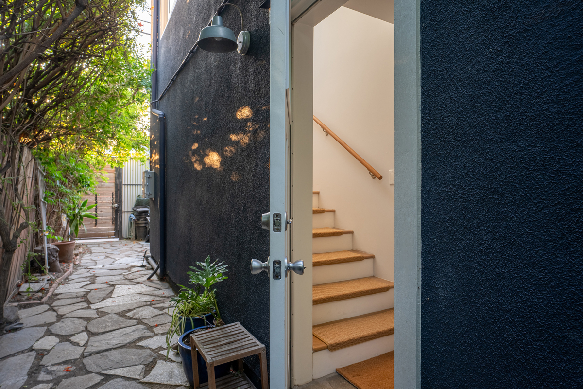 Venice Beach 1-Bedroom Apartment w/ Roof Top Deck - Photo 2