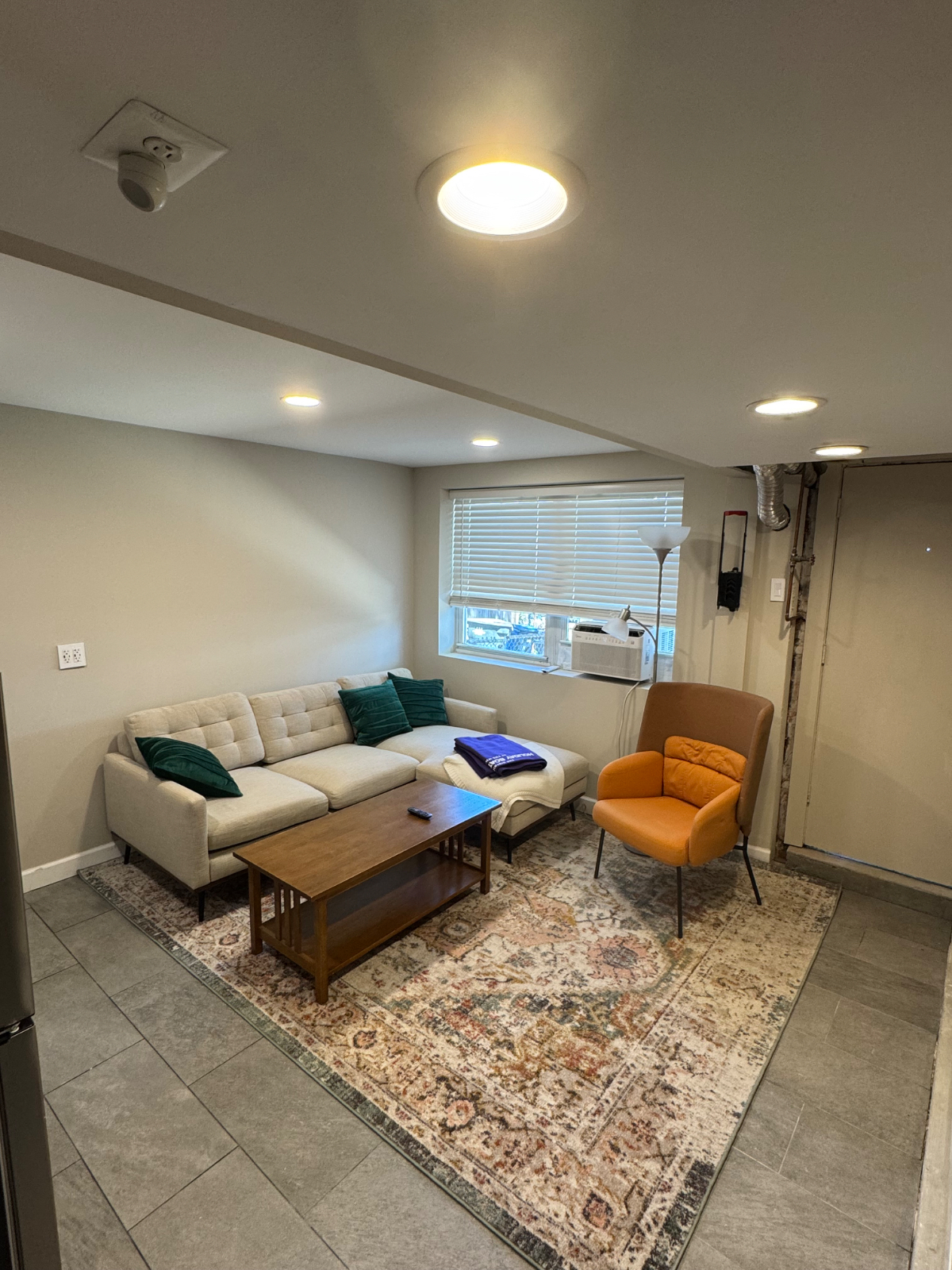Private Walkout Basement - Photo 3