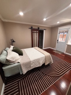 Private Entrance Bedroom & Bathroom for Healthcare professionals - Photo 3