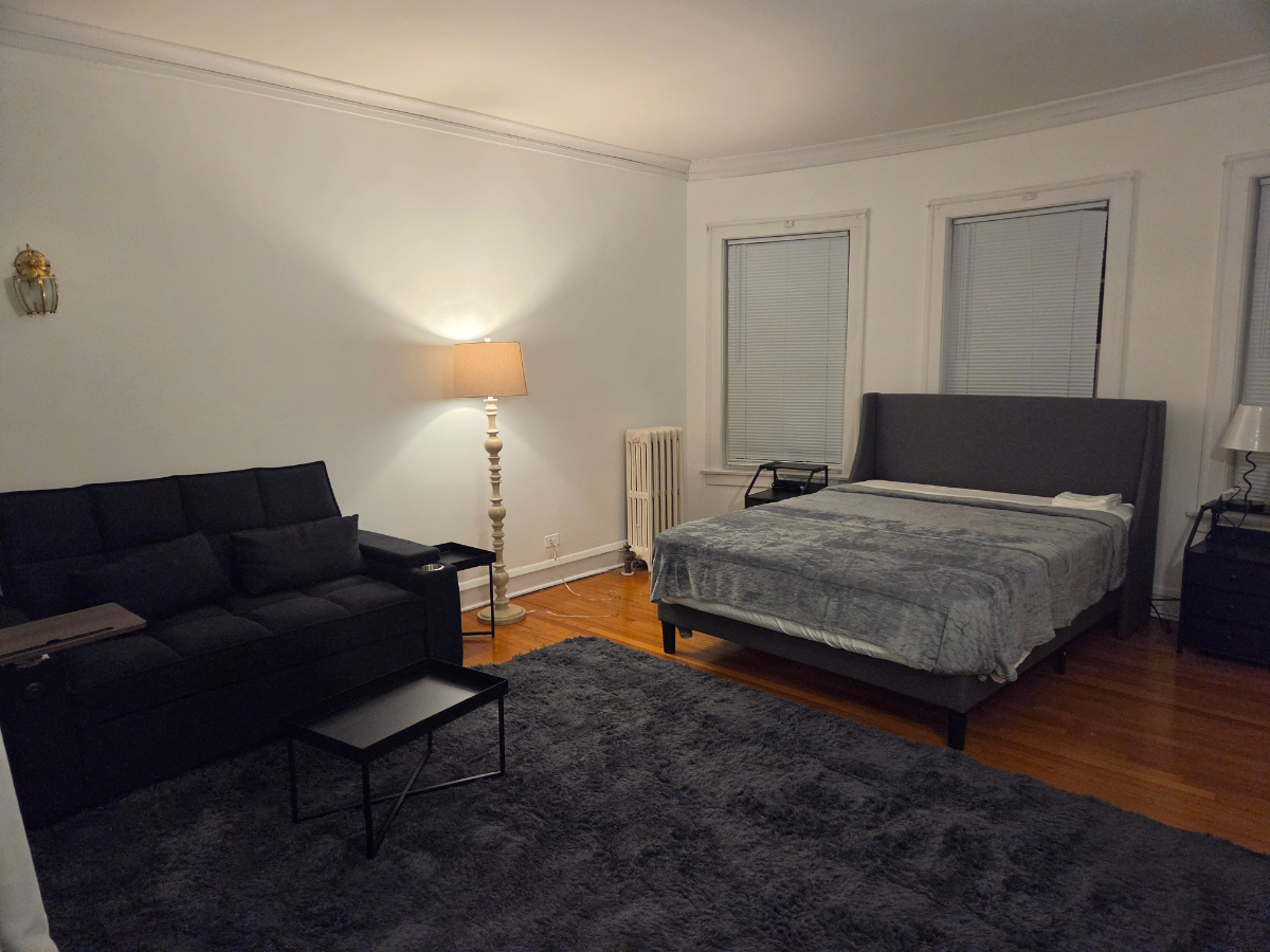 2 Bedrooms and a Couch Ideal For a Group