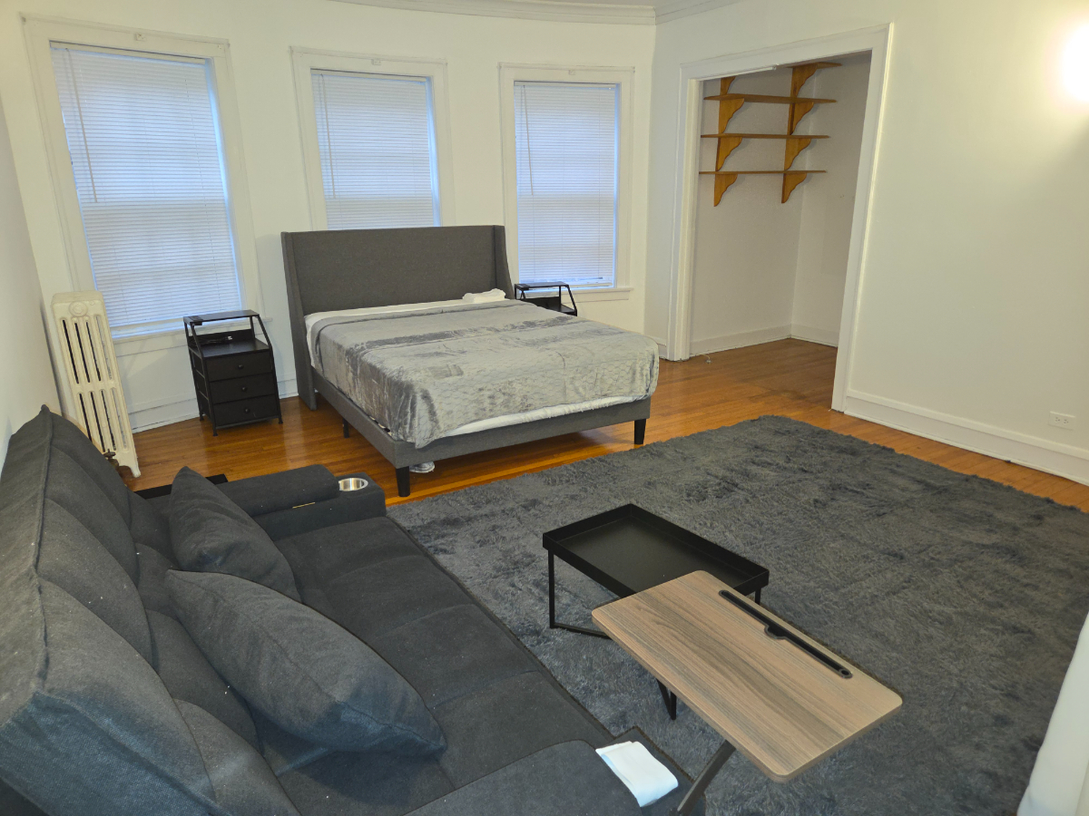 2 Bedrooms and a Couch Ideal For a Group - Photo 2