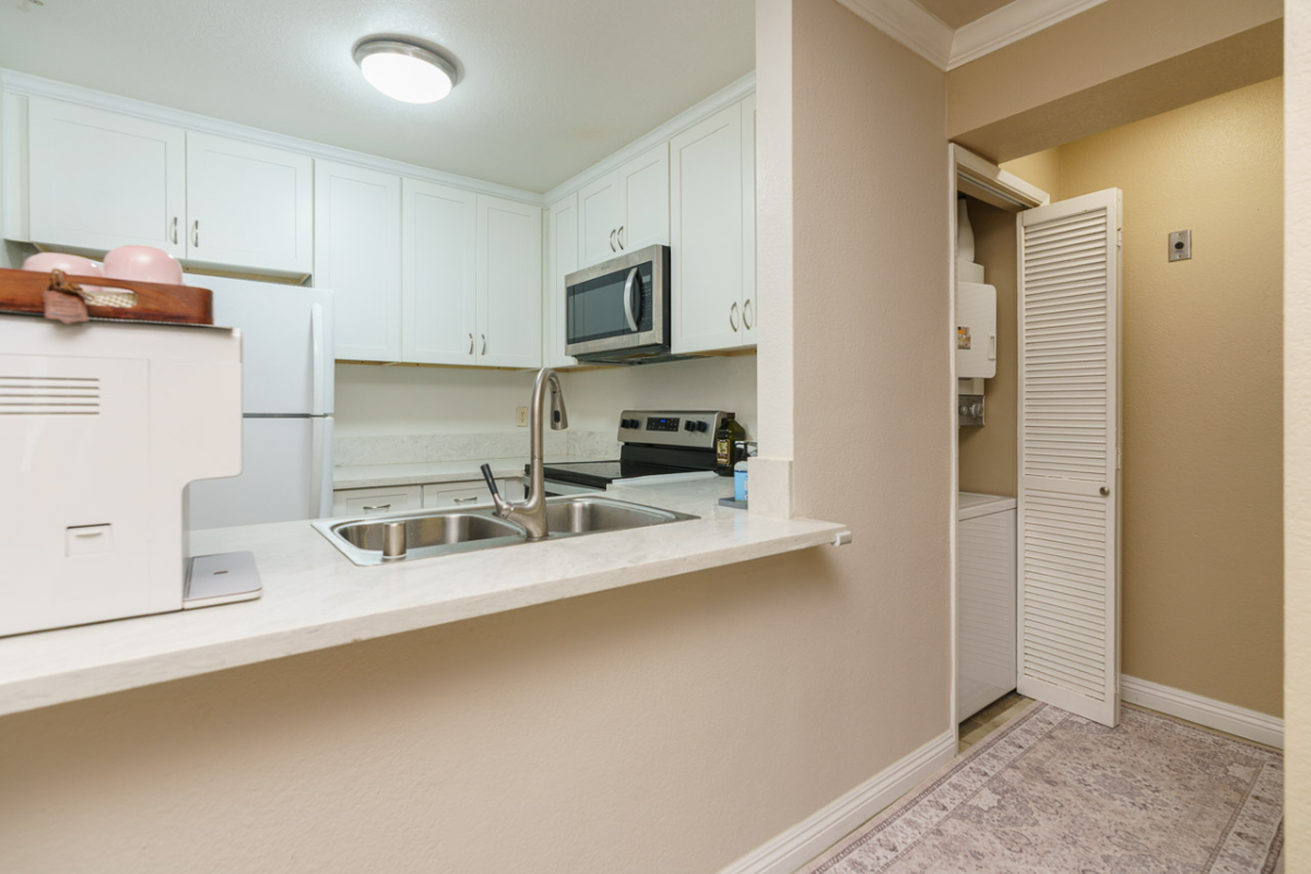 2B/2B UTC Condo, Walk to Mall & Wholefoods, Philz and Shops, Free underground garage Parking - Photo 2