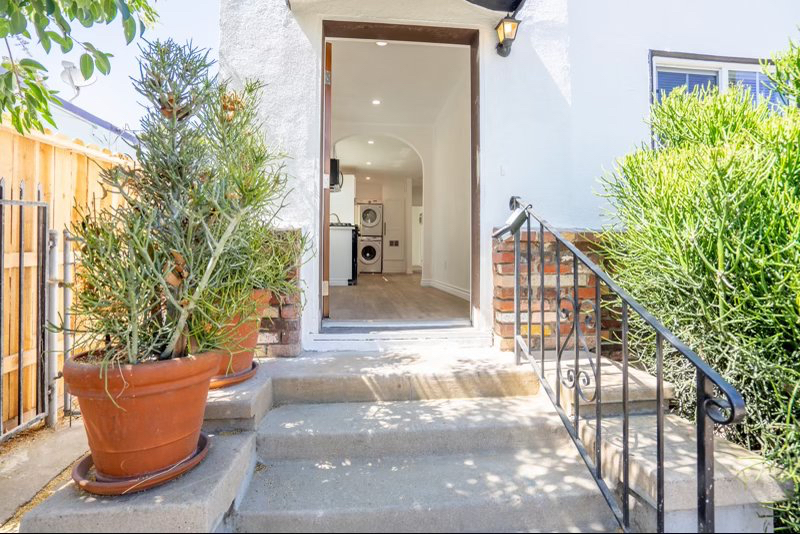 Prime Hollywood Rental Available NOW! 2bed2bath - Photo 2