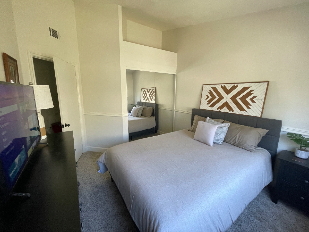 Private Suite w Bath, Pool, Jacuzzi, Tennis Court, Parking & W/D Ventura - Photo 2