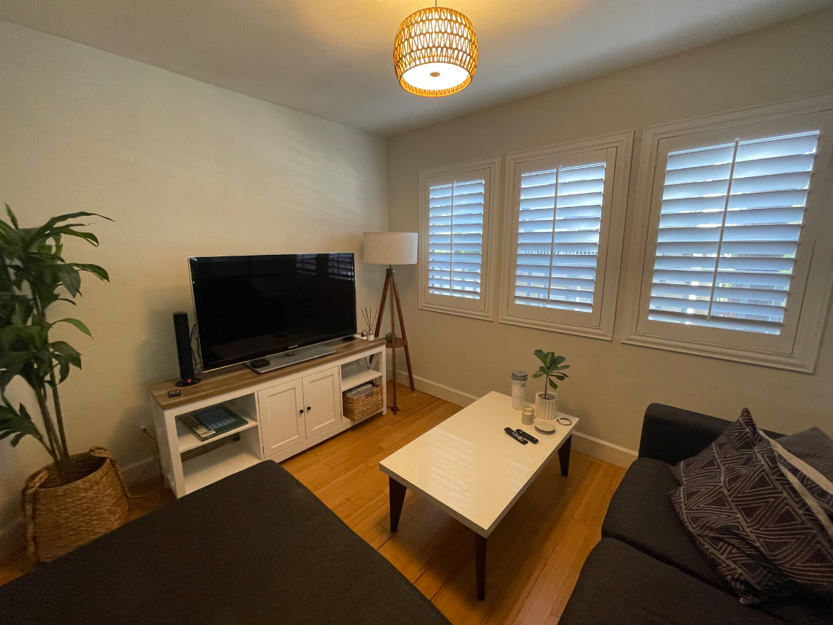 Private Suite w Bath, Pool, Jacuzzi, Tennis Court, Parking & W/D Ventura - Photo 3