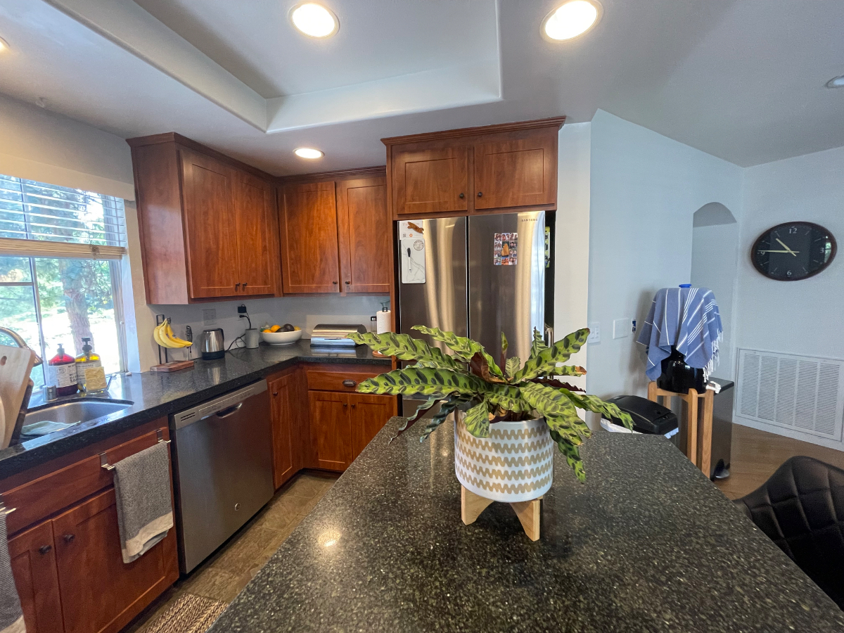 Private Suite w Bath, Pool, Jacuzzi, Tennis Court, Parking & W/D Ventura - Photo 4