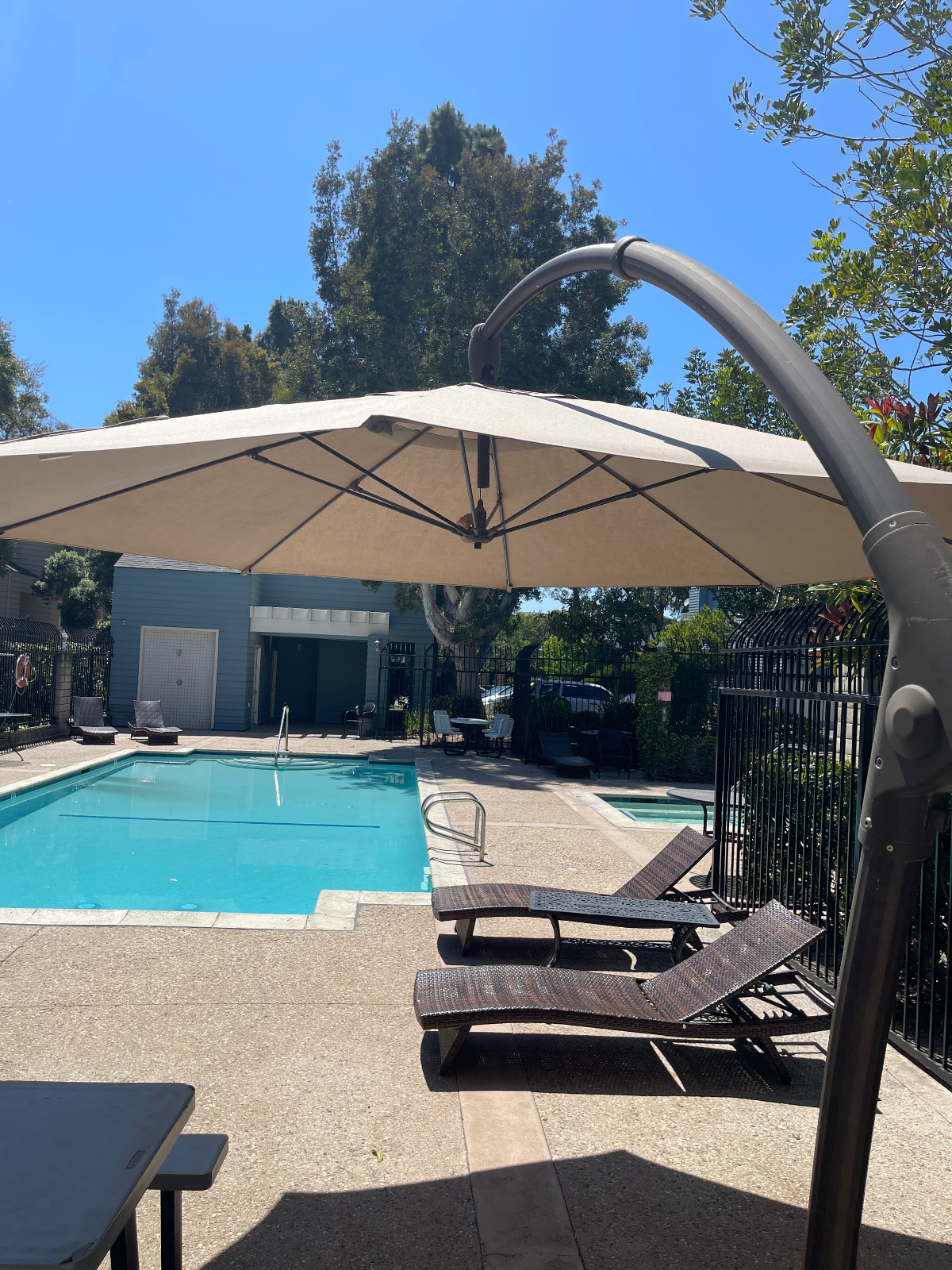 Private Suite w Bath, Pool, Jacuzzi, Tennis Court, Parking & W/D Ventura - Photo 5
